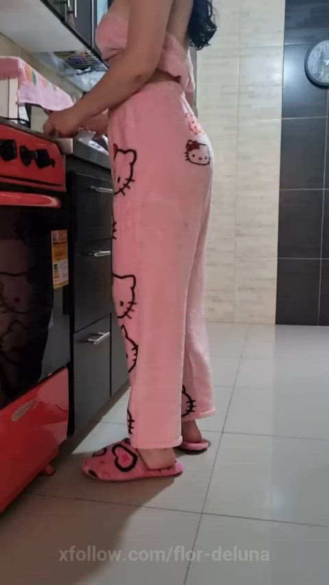 Hiding a cute thick whte ass