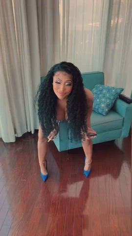 Nicki Minaj killing it! She still the baddest idc