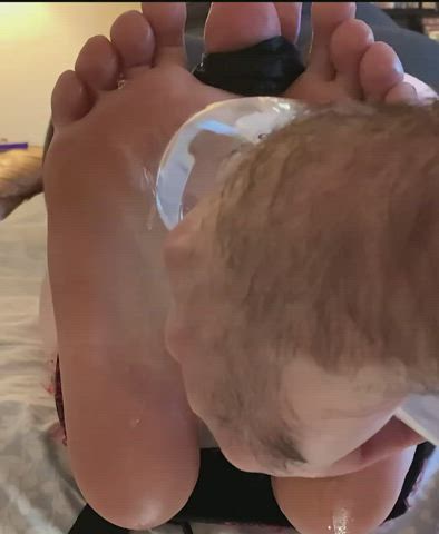 … I honestly can’t get enough of these ticklish feet 🤤🤤🤤 and I’ve