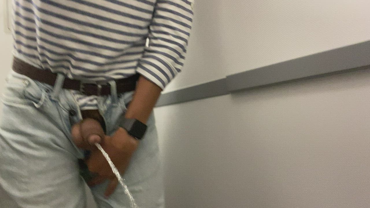 Quick airplane piss