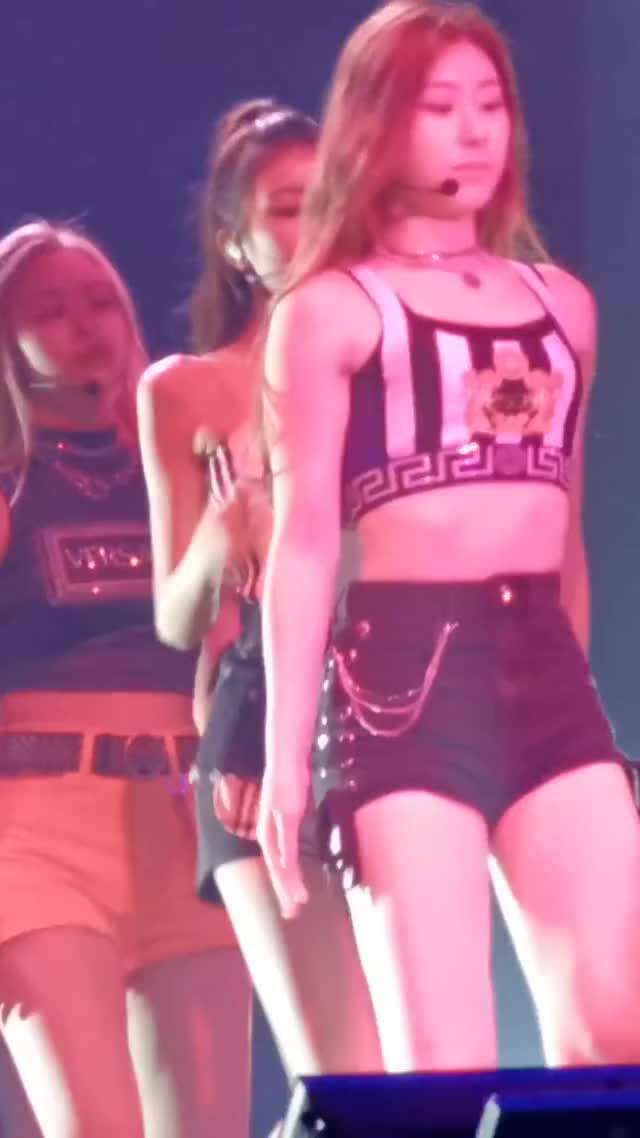 ITZY - Chaeryeong 191221 5