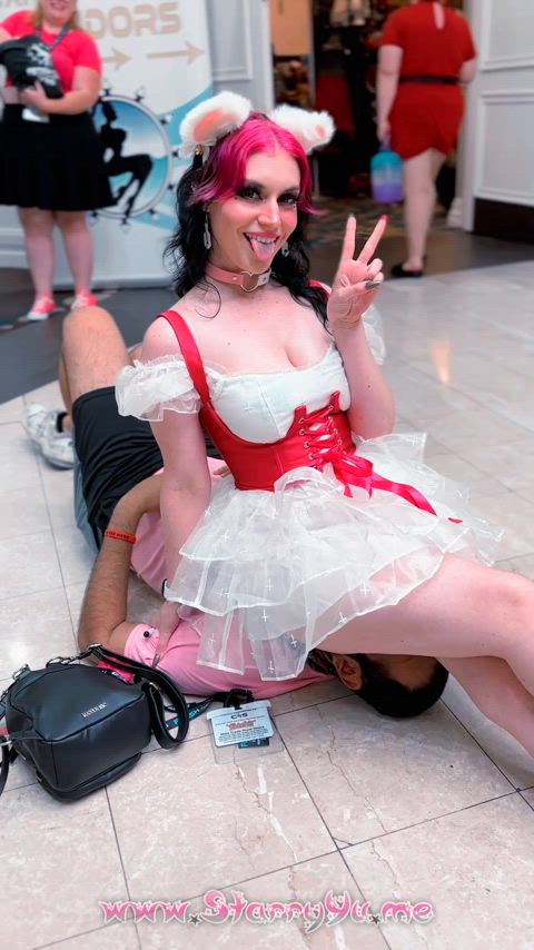 I had the pleasure of doing some face sitting in the middle of fetishcon! Gotta say