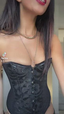 I’m going live on TikTok at 6pm (GMT+1) 😈 link in comments