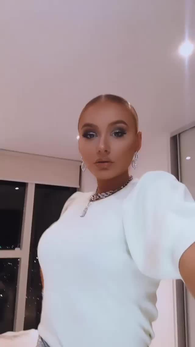 Elz the witch is hella sexy, I certainly wouldnt mind those lips somewhere else