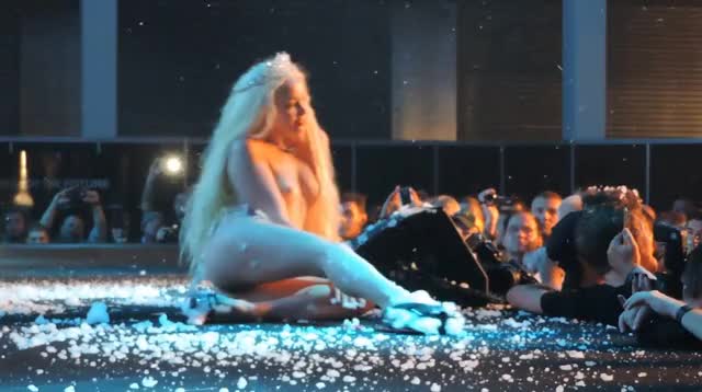 Lola Taylor On Stage