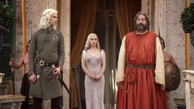 Emilia Clarke - Game of Thrones - Pilot, transparent dress