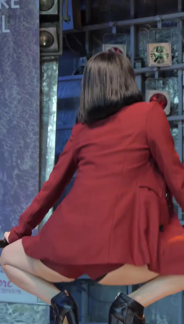 I-REN - Boyoung Doesn't mind showing off her ASS