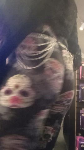 Showing off my thicc trap ass in the sex shop is so fucking HOT there was an old