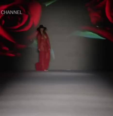 model flashing big tits on the runway