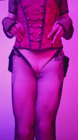 can't be a classy genderfluid courtesan without a fun tuck reveal :3