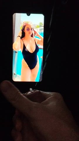 Cum Tribute pe o fata superba cu sani mari in costum de baie