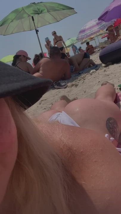who wants to rub my ass?😋