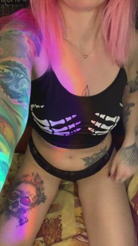 fun fact i never wear bras outside