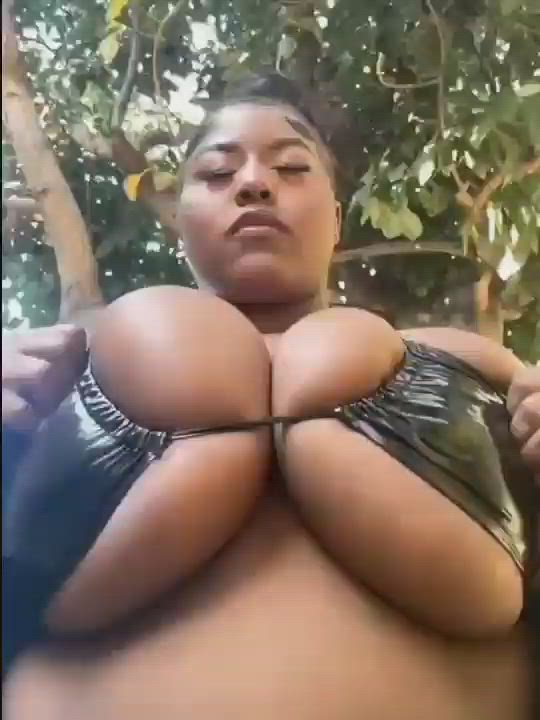 Tiddies!!! So much jiggling!