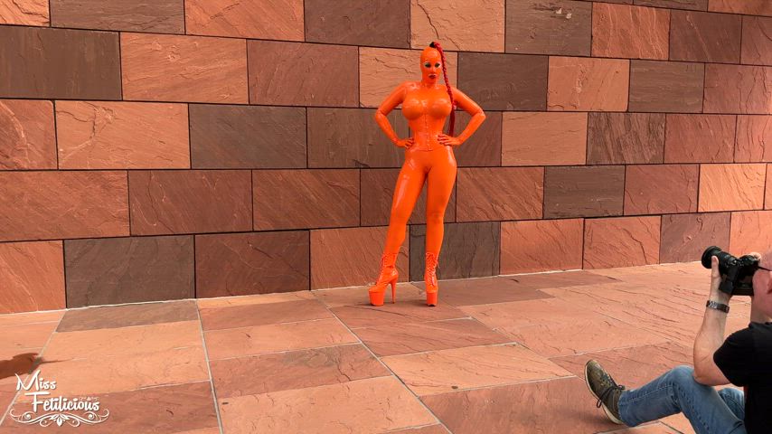 Behind the scenes of my recent shooting with Matthias Wallmeier in Antwerp city 🧡🖤🩶