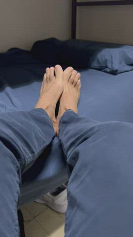 Would you worship my feet ? OC