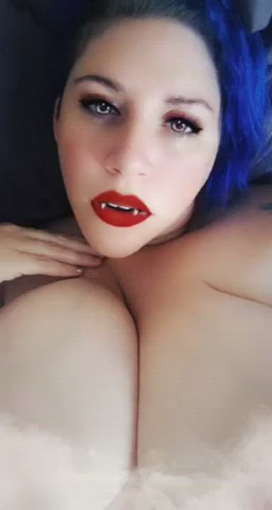 Feeling some spooky season filters. Would you let me bite you? ??‍♀️