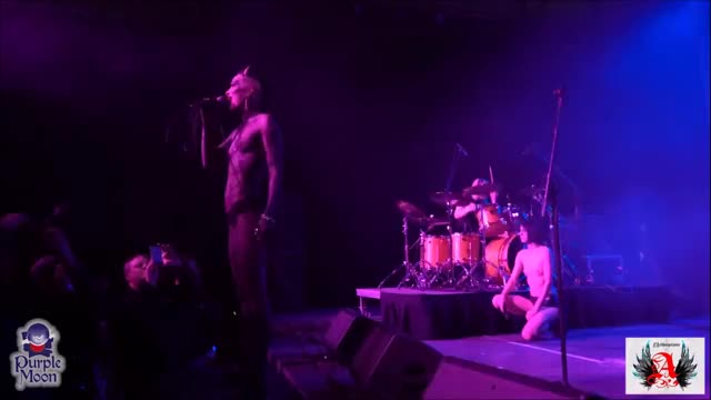 Grausame Töchter pee on stage