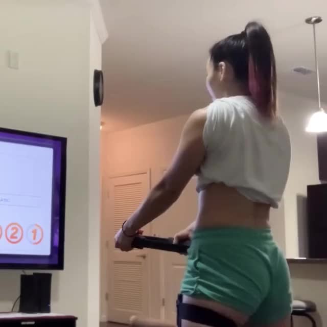 Hikaru Shida twisting.