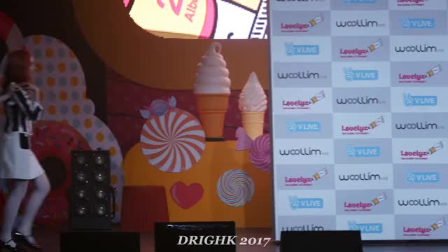 Lovelyz Sujeong carrying Yein on her back
