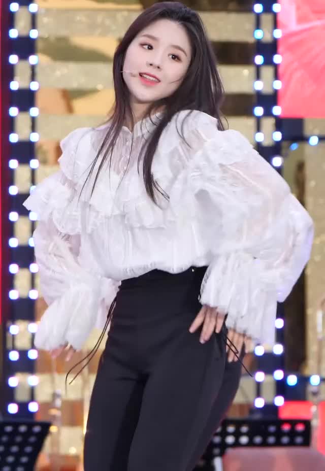 Loona Heejin's Juicy Ass and Charming Wink 190511.이달의소녀(LOONA) 희진(Heejin)