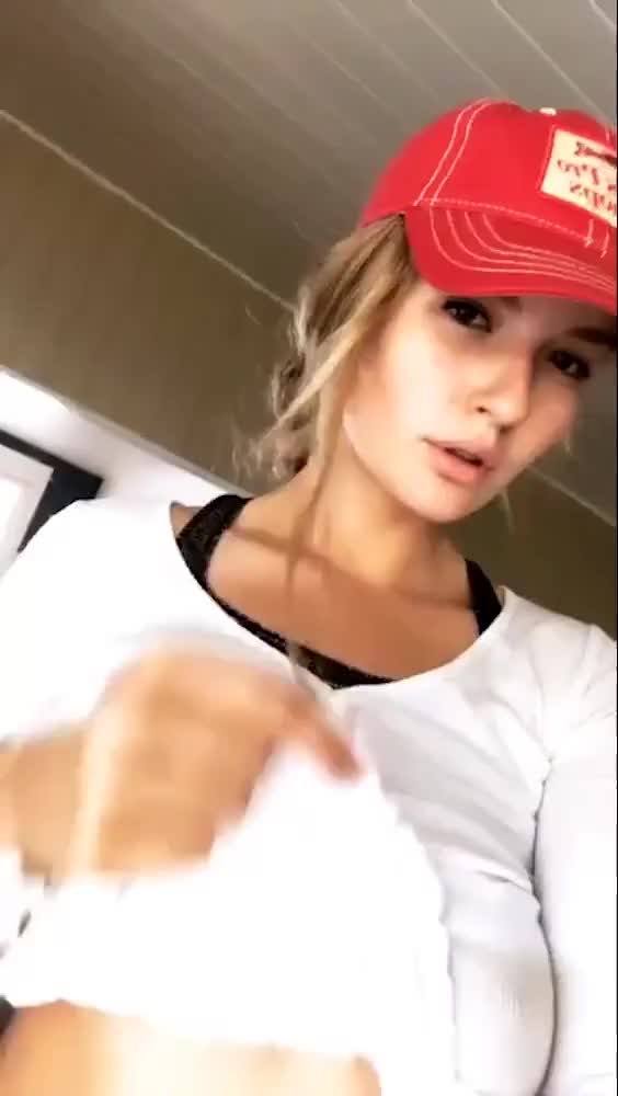 18 yo Mia Melano reveals her perfect tits ?