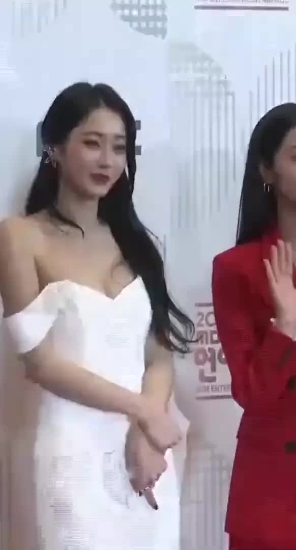 kyungri cleavage 1