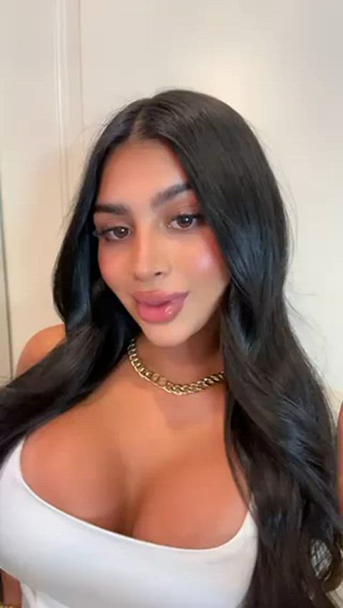 Would you let this busty teen slut suck your cock?🤤🤤