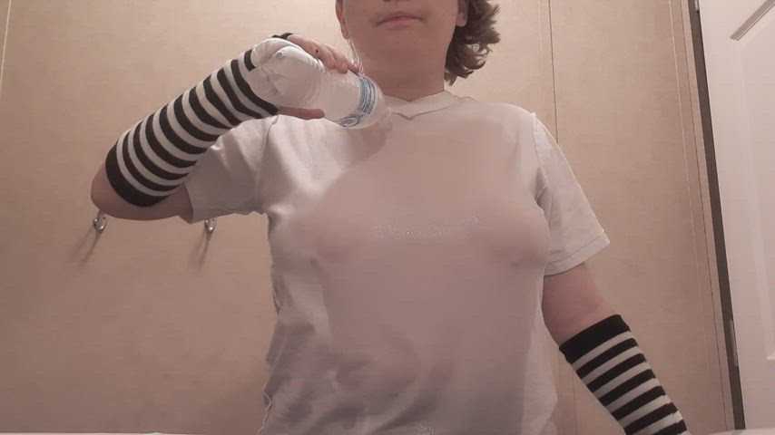 I thought I'd do something a bit different and try a wet t-shirt video <3