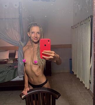 Experimental photo session in front of a mirror. ❤️ More photos in my Fansly
