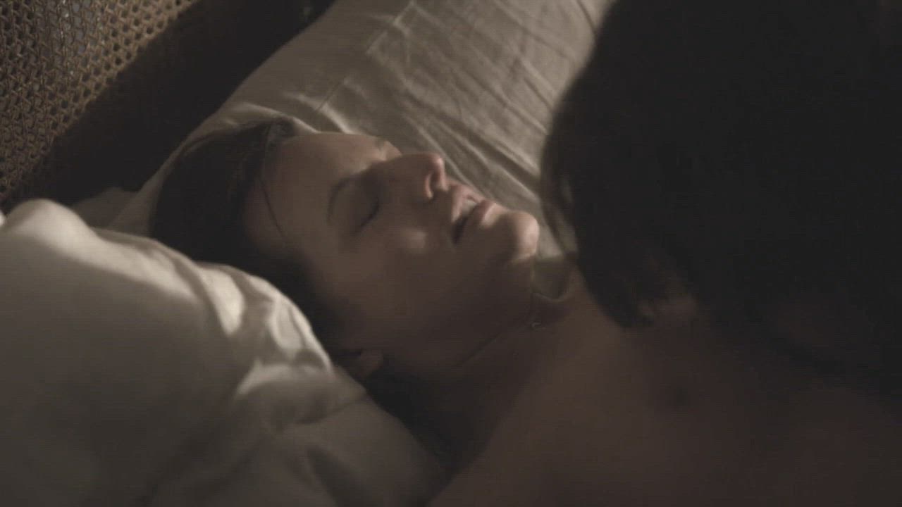 Elisabeth Moss nude in Top of the Lake [W' Extreme Slow-Motion]