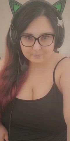 Gamer girl titty drop