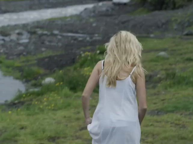 Maika Monroe - Bokeh (2017)