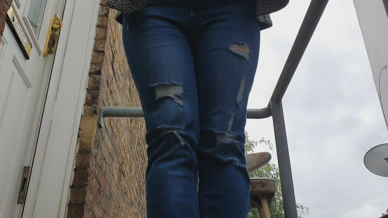 A quick pee break in my jeans 😍