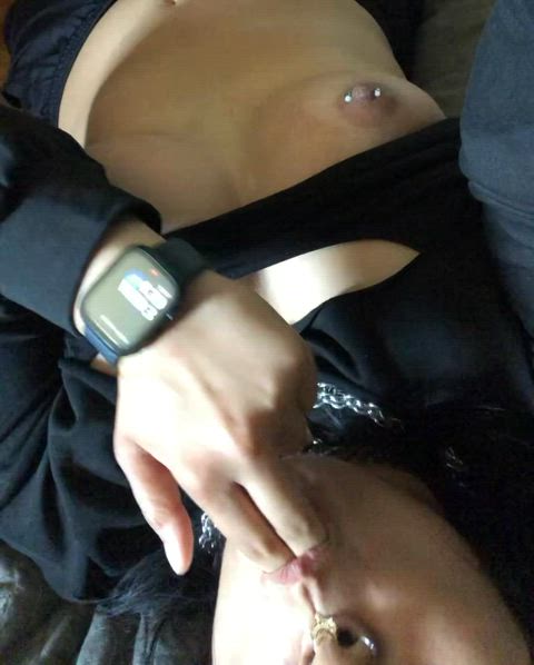 A quick peek at my Filipina bush, does it look sexy to you?🥺🖤