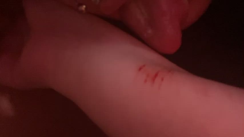 Licking my arm uwu who wants 👉🏻👈🏻