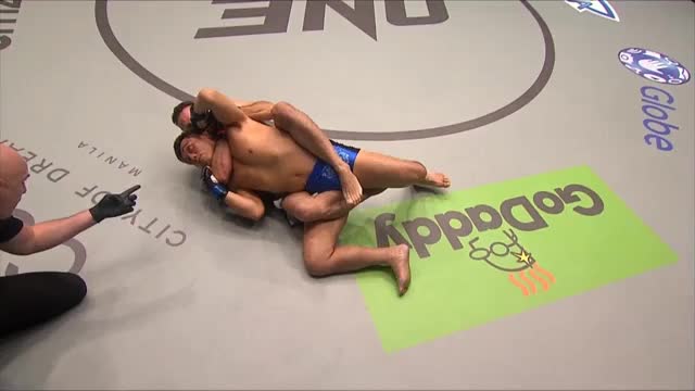 Renzo Gracie def Yuki Kondo in the 2nd via Rear-Naked Choke. Battle of old men!!