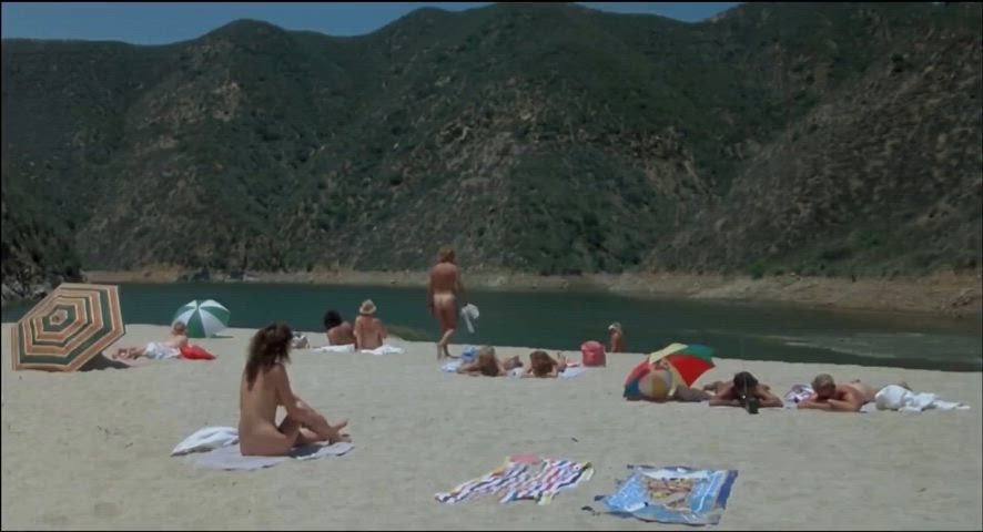 Lea Thompson & Victoria Jackson - Casual Sex? (US1988) - Suntanning friends (+stray