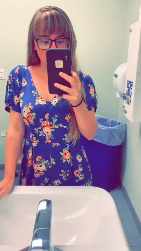 Cum meet me in the office bathroom I’m horny ;)