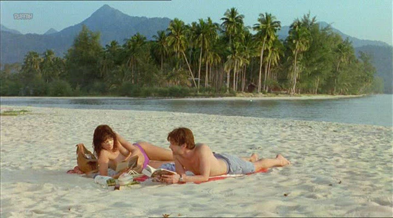 On a topless beach in Thailand with an intriguing woman (Rifka Lodeizen - Simon (NL2004))