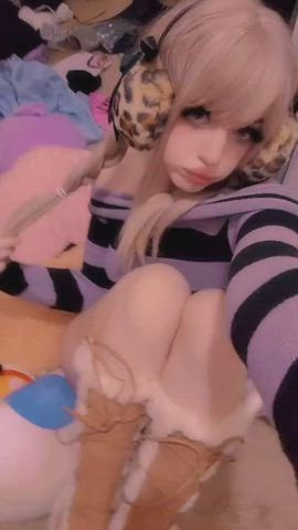 wanna hang out on my bedroom floor with me??<3