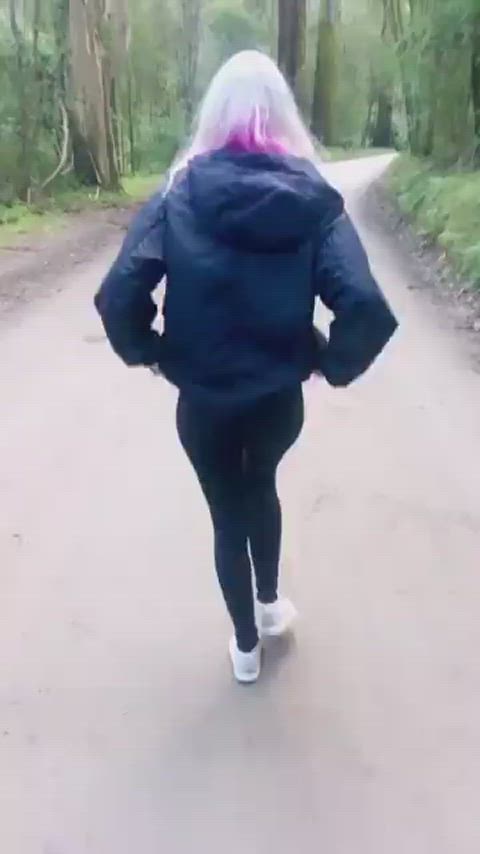 Let's go on a hike 😉🍑