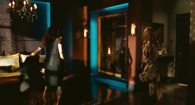 Julianne Moore & Amanda Seyfried - Chloe (1)