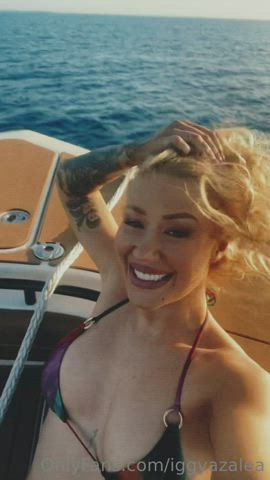 big tits bikini blonde cleavage fake tits iggy azalea onlyfans thick gif