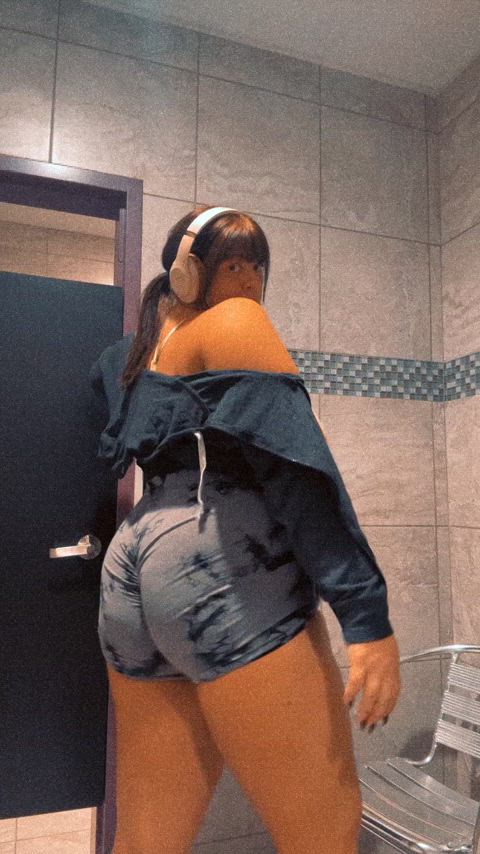 I know you wanna fuck with a chubby gym girl.