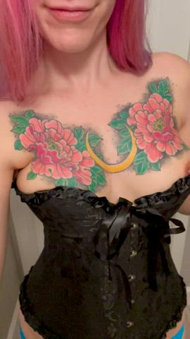 I finally got a corset. It’s for Halloween but hey , never too early