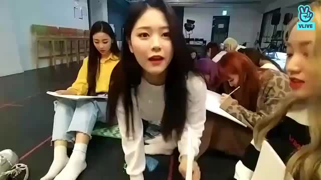 V LIVE - [이달의 소녀] 제1회 이달의 소녀 사생대회 79