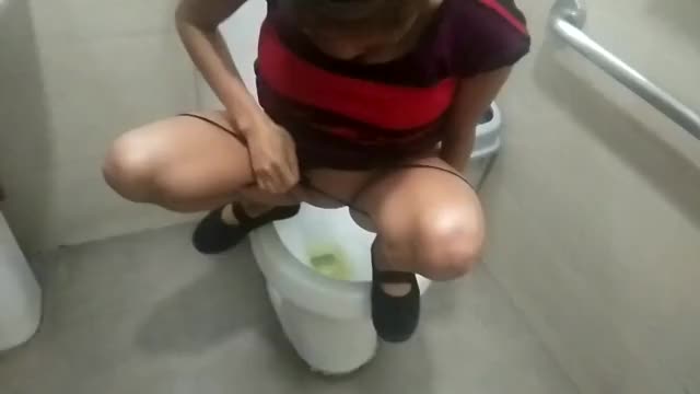Public Bathroom peeing...