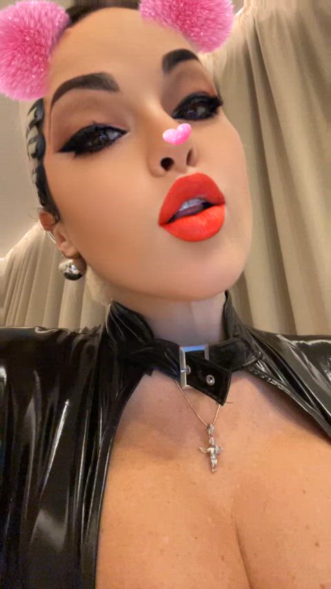 kiss kissing onlyfans amateur-girls feet-jois goth-girls just-boobs tik-tok gif