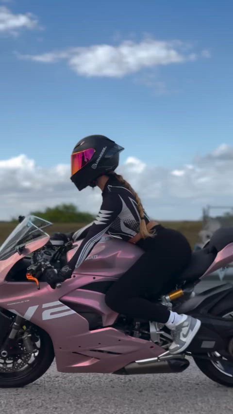 amateur camgirl clips4sale goddess outdoor riding tiktok yoga pants r/girlswhoswallowcum